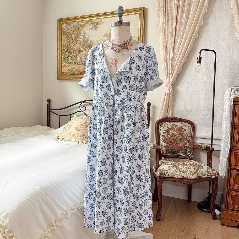 90s Jessica Howard fits like size large white and blue floral midi dress